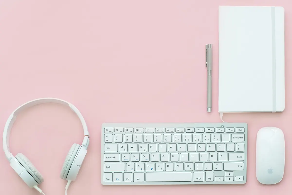 Noise-Cancelling Headphones vs Earbuds for Remote Work